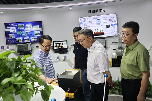 农业农村部信息中心主任王小兵一行莅临海角官网首页登录入口考察调研