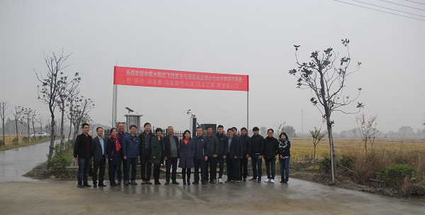海角官网首页登录入口副总经理朱旭华（左二）为考察团一行详细介绍了水稻病虫害绿色防控设备