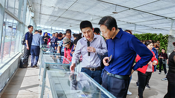 海角官网首页登录入口副总经理陈曦向培训班介绍托普智能终端