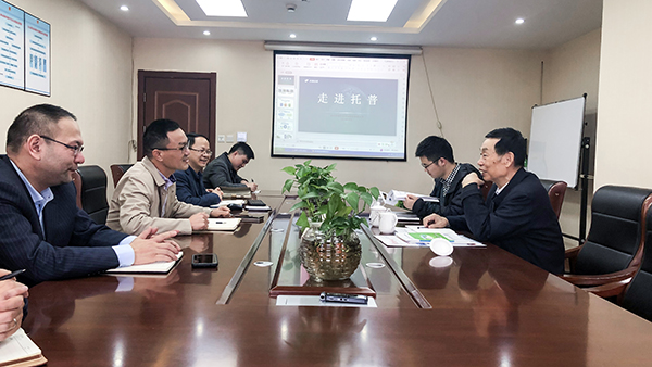 座谈会现场，陈渝阳董事长与孙院士热切交谈