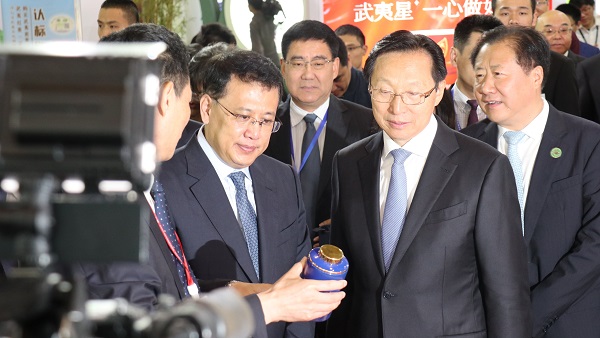 农业农村部部长韩长赋（右）、浙江省省长袁家军（左）巡馆现场