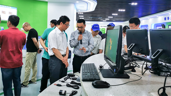 谢主任一行参观海角官网首页登录入口展厅