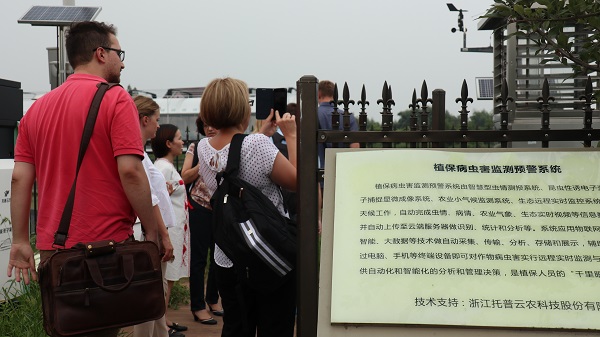 研修班一行来到由海角官网首页登录入口与萧山农科所联合搭建的现代农业产业园进行考察