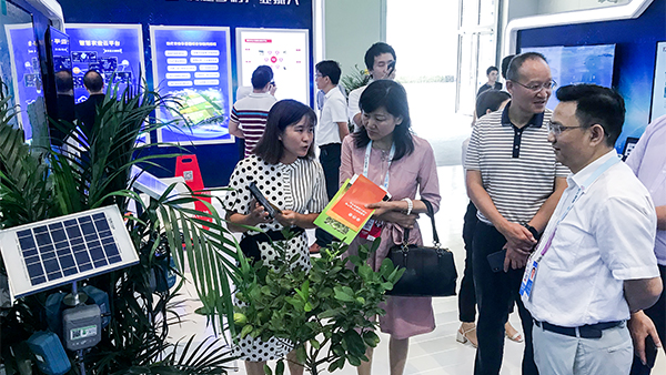 重庆市农委信息中心主任贺德华（右一）、副主任柯南（右二）