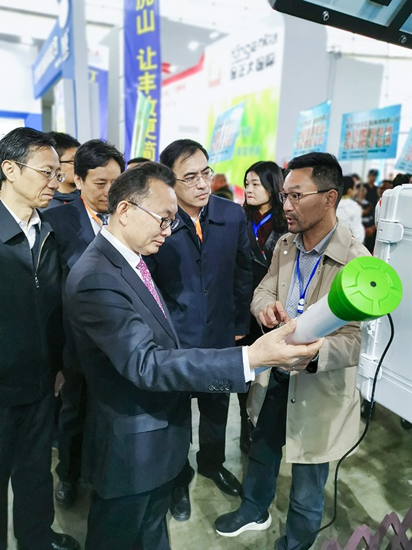 海角官网首页登录入口董事长陈渝阳向刘天金主任介绍智能HJ04DC海角论坛墒情监测设备