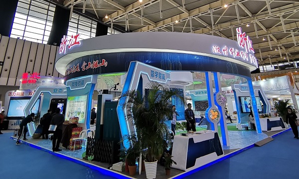 海角官网首页登录入口向现场的新农民与企业代表们展示了最新的相关技术产品与服务平台成果