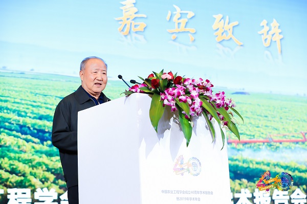 农业部原常务副部长、中国农业工程学会第五届理事长刘成果