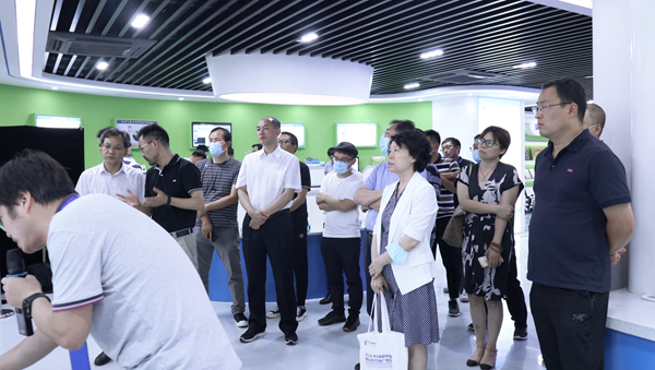 与会领导专家一行莅临海角官网首页登录入口参观调研