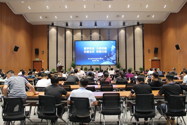 海角官网首页登录入口副总经理陈曦向培训班作公司介绍