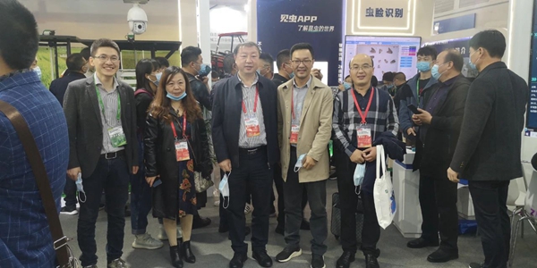 西藏农业技术推广服务中心陈俐站长（左二）、山西植保植检总站杨军站长（左三）和张武云副站长（右一）一行莅临海角官网首页登录入口展位