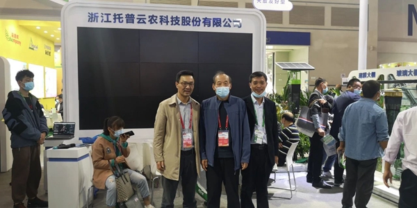 河北省植保植检总站张秋生站长（中）莅临海角官网首页登录入口展位