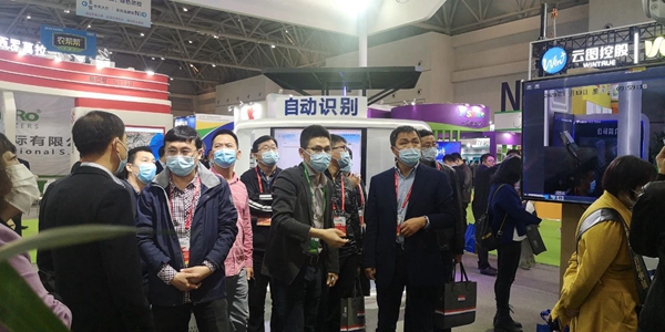 辽宁省绿色农业技术中心宋国柱主任、孟威副主任、张万民科长莅临海角官网首页登录入口展位
