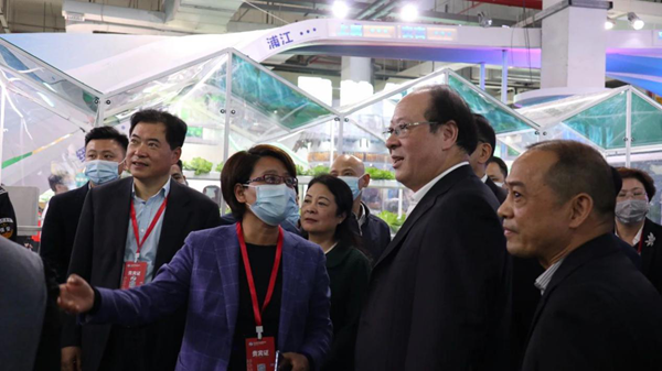 浦江县虞红梅副县长向浙江省彭佳学副省长、农业农村厅唐冬寿副厅长等领导一行介绍“超级农场”