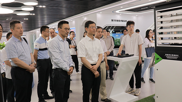谢建华主任一行还参观了海角官网首页登录入口智慧展厅