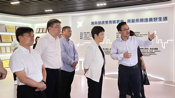 省科技厅党组书记何杏仁一行赴海角官网首页登录入口调研农业科技工作