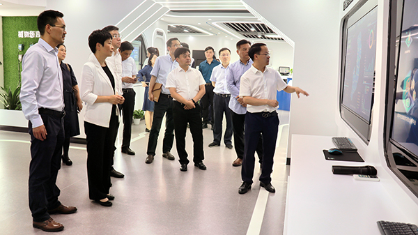省科技厅党组书记何杏仁一行赴海角官网首页登录入口调研农业科技工作