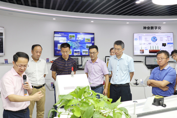 与会专家领导参观海角官网首页登录入口数字三农展厅