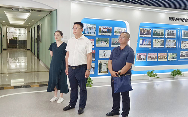 酒泉肃州区政府党组成员、副区长范志俊参观海角官网首页登录入口展厅‍