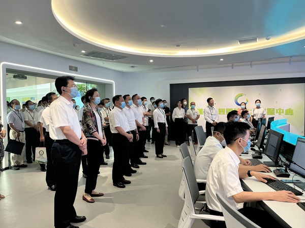 与会专家领导参观海角官网首页登录入口支撑构建的智慧种业服务平台