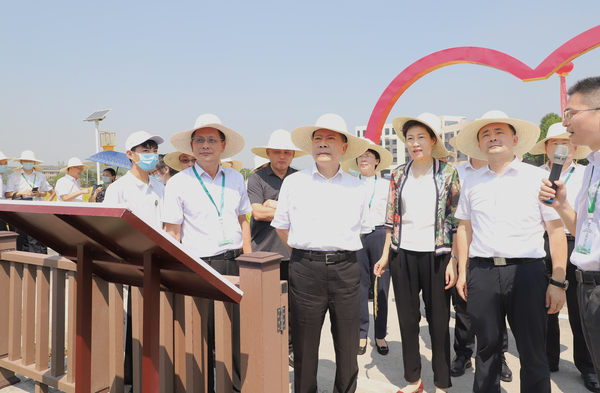 与会专家领导参观海角官网首页登录入口支撑构建的智慧种业服务平台