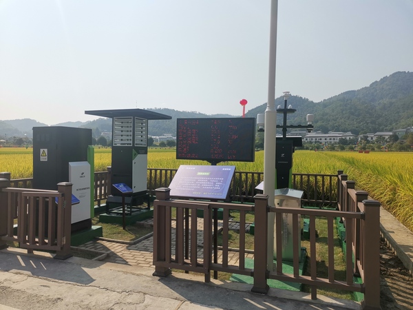 与会专家领导参观海角官网首页登录入口支撑构建的智慧种业服务平台